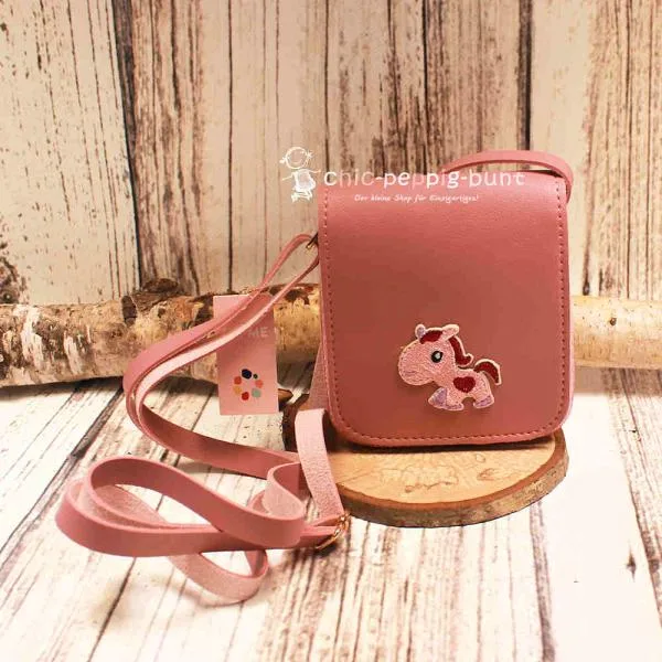 Altrosa Kindertasche mit aufgesticktem Hippo-Pony Motiv und langem, verstellbarem Schultergurt.