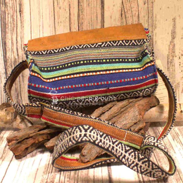 Nahaufnahme der bunten Handtasche (Stoff und Leder) mit verstellbarem Riemen.