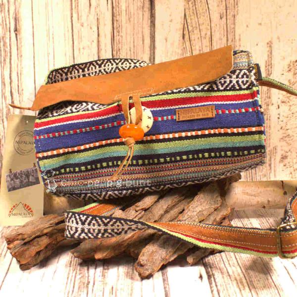 Bunte gestreifte Unisex Umhängetasche aus Stoff mit Leder-Details.