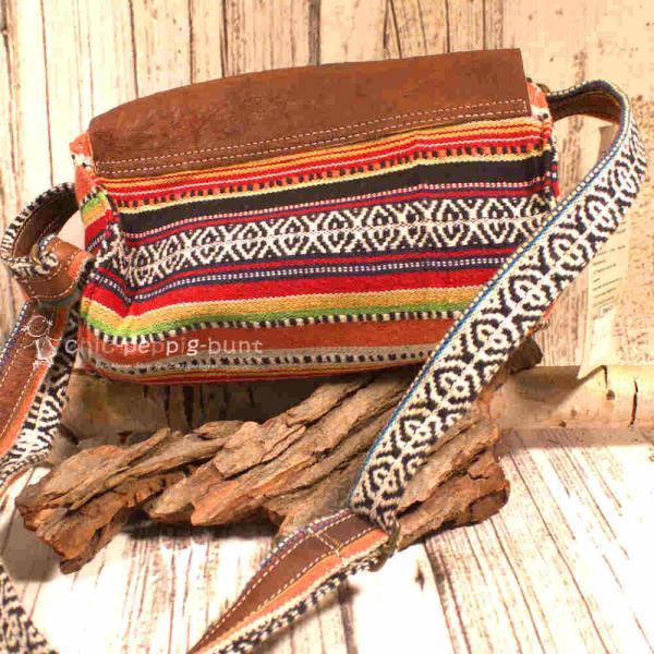 Nahaufnahme der bunten Stoff-Leder Handtasche, zeigt die Materialstruktur.