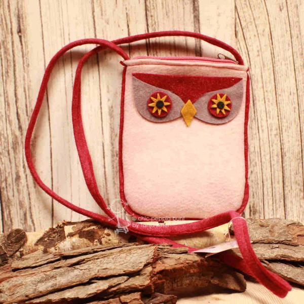 Kleine rosa Umhängetasche aus Filz mit süßem Eulengesicht und festem rosa Filz-Schulterband für Kinder.