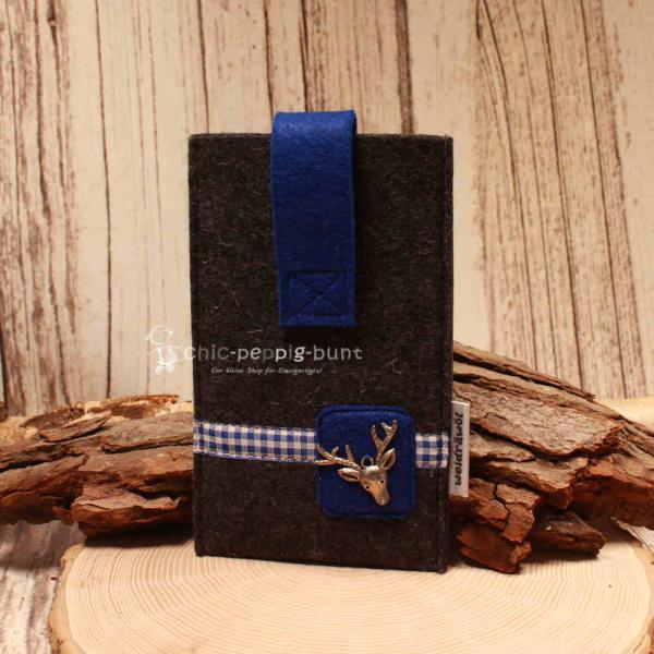 Dunkelgraue handgenähte Filztasche Marke Weidräwöl mit blauem Kontrast, Hirschkopf-Motiv und Klettverschluss für Smartphone und Zubehör.