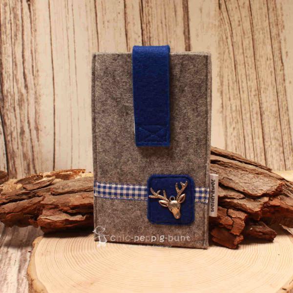 Hellgraue handgenähte Filztasche Marke Weidräwöl mit blauem Kontrast, Hirschkopf-Motiv und Klettverschluss für Smartphone und Zubehör.