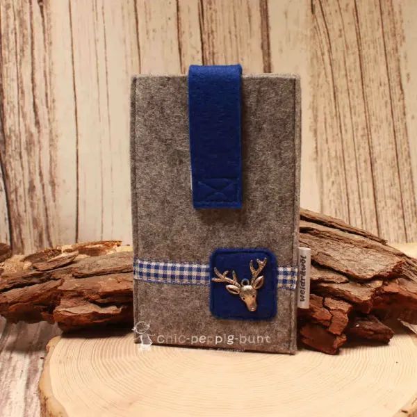 Hellgraue handgenähte Filztasche Marke Weidräwöl mit blauem Kontrast, Hirschkopf-Motiv und Klettverschluss für Smartphone und Zubehör.