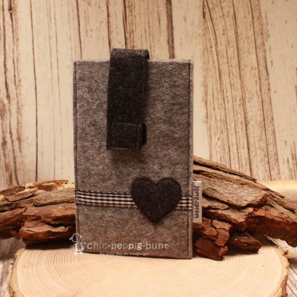Hellgrau-dunkelgraue handgenähte Filztasche der Marke Weidräwöl mit Herz-Motiv und Klettverschluss für Smartphone und Zubehör.