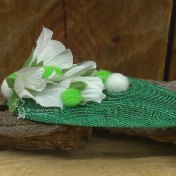 Fascinator in grün und weissen Blumen Fascinator in grün und weissen Blumen