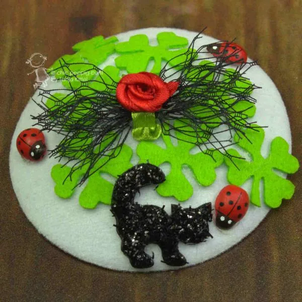 kleines Hütchen mit schwarzer Glitzerkatze
