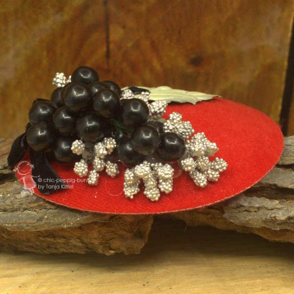 roter Fascinator mit Weintrauben roter Fascinator mit Weintrauben