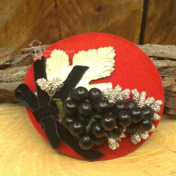 rotes Headpiece mit Weintrauben rotes Headpiece mit Weintrauben
