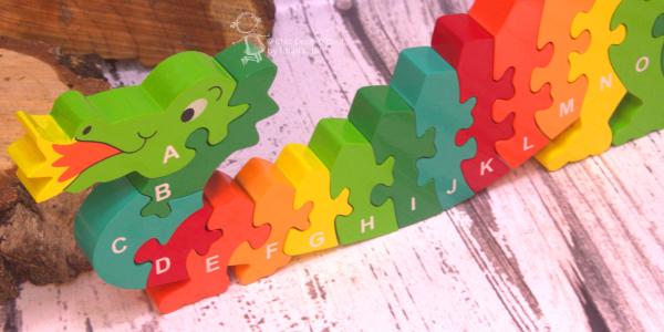 buntes Holz Puzzle in 3D als Drache buntes Holz Puzzle in 3D als Drache