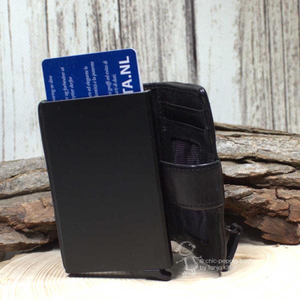 Offenes Portempfonnaie mit Detailansicht der 6 Kartenfächer mit clicksafe, slim wallet Offenes Portempfonnaie mit Detailansicht der 6 Kartenfächer mit clicksafe, slim wallet