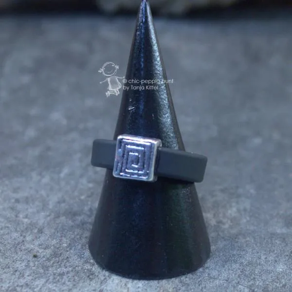 Damenring mit Kautschuk-Band schwarz und Swarovski-Stein schmal