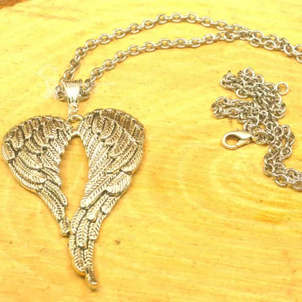 Metallkette mit Herz aus Flügeln