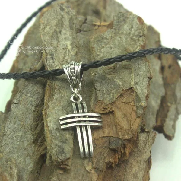 Leder Lette mit Kreuz Anhänger