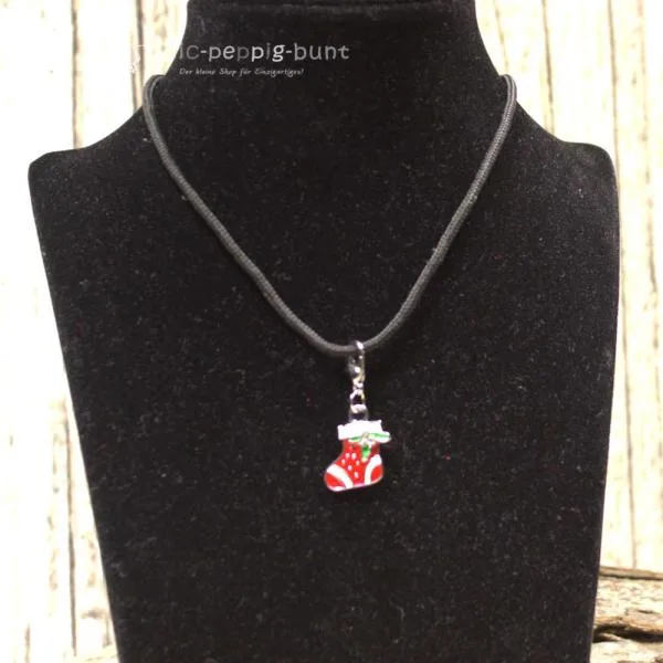 Halskette mit roter Nikolaus Socke als Charmsanhänger - kette weihnachten halskette Nikolausschuh segelseil