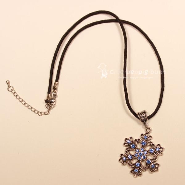 Kette Modeschmuck Schneeflocke blau versilbert mit Strass Steinen an Segelseil handmade chic-peppig-bunt