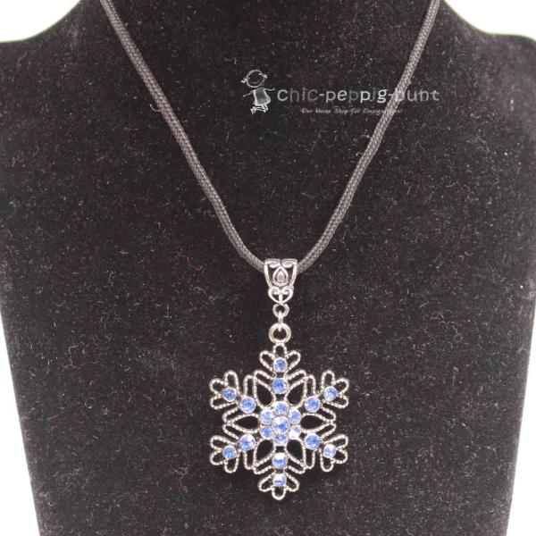 Halskette mit blauer Schneeflocke als Kettenanhänger