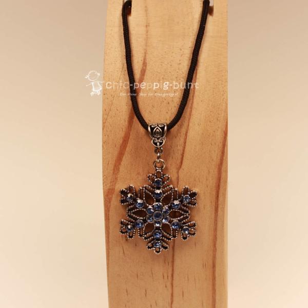 Halskette mit blauer Schneeflocke als Kettenanhänger