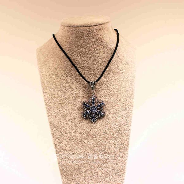 Halskette mit blauer Schneeflocke als Kettenanhänger