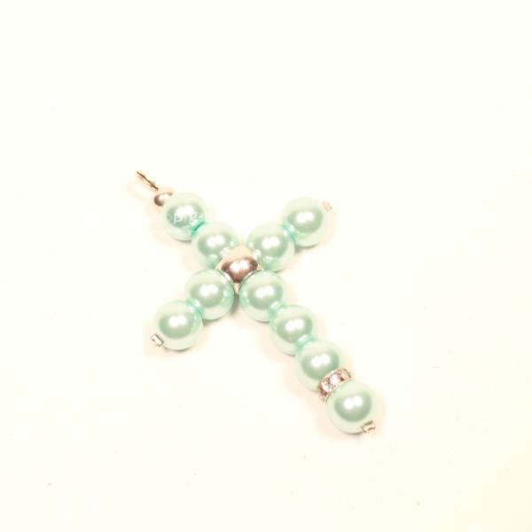 Großer versilberter Kettenanhänger in Kreuzform mit mint-grünen Polarisperlen, Perlmutt-Effekt und funkelnden Strassrondellen.