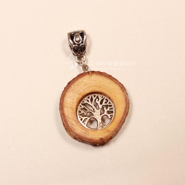 Baumscheibei Holz als Kettenanhänger