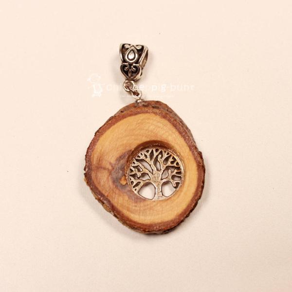 Baumscheibei Holz als Kettenanhänger