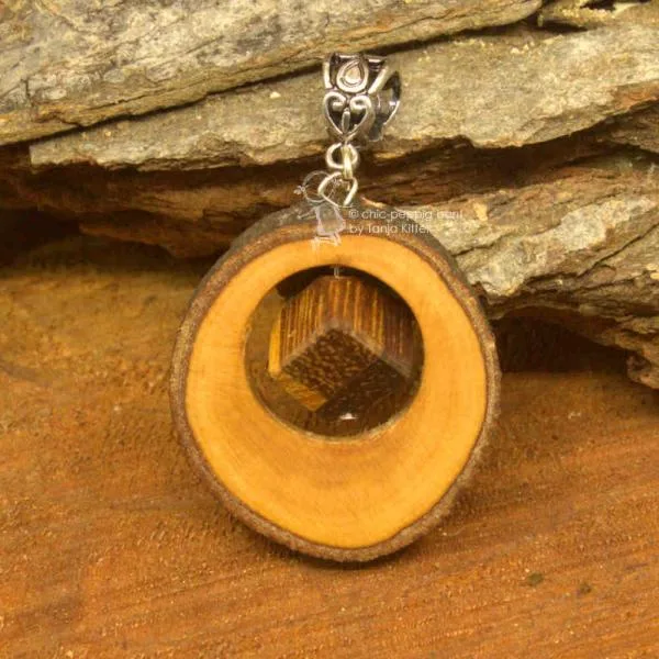 Holzwürfel in Baumscheibe als Kettenanhänger