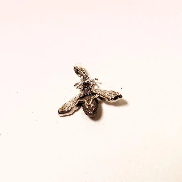 Versilberter Bienen Kettenanhänger mit schwarz-grauem Glitzer und fester Schluppe handgefertigt von chic-peppig-bunt.