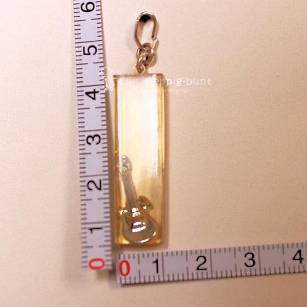 Kettenanhänger Gitarre in Epoxidharz gegossen