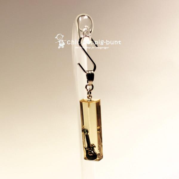 Kettenanhänger Gitarre in Epoxidharz gegossen