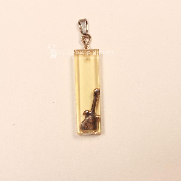 Kettenanhänger Gitarre in Epoxidharz versilbert Schmuckanhänger Unikat handmade chic-peppig-bunt