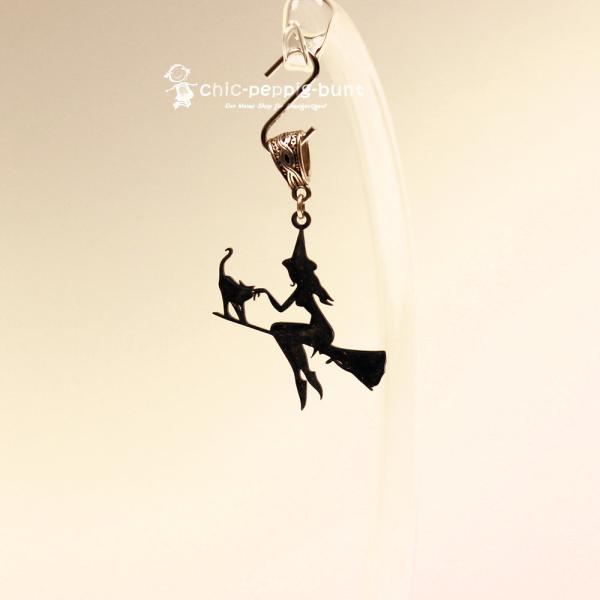 Kettenanhänger Hexe auf Besenstiel mit Katze versilbert