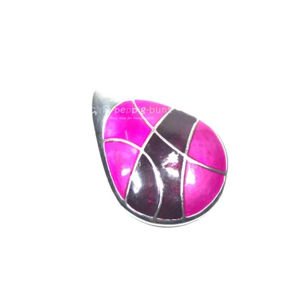 Versilberter Kettenanhänger in Tropfenform mit handgearbeiteten Porzellaneinlagen in den Farben Pink und Brombeere.
