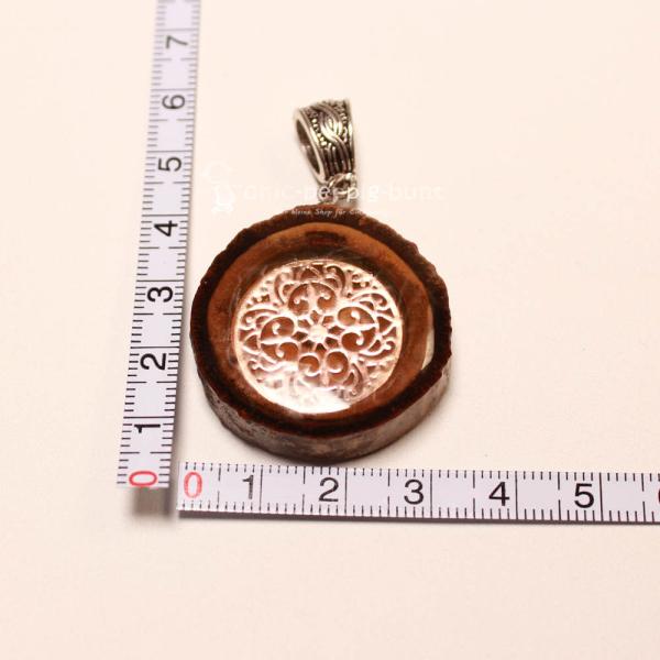 Kettenanhänger Baumscheibe mit Ornament