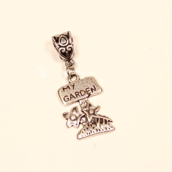 Silberfarbener Metall-Kettenanhänger mit Blumen-Motiv und eingraviertem Schriftzug „MY GARDEN“, inklusive verzierter Schluppe.