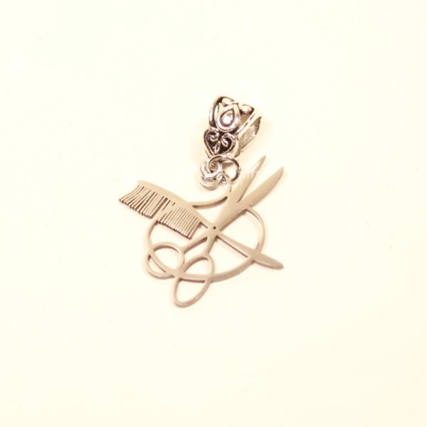 Handgefertigter Kettenanhänger aus Edelstahl mit dem Motiv Kamm und Schere, versilberte Schluppe.