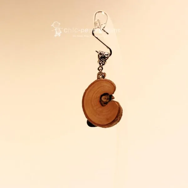 Kettenanhänger WeihnachtenNikolausstrumpf auf Holzscheibe - kettenanhaenger modeschmuck weihnachten holz scheibe socke