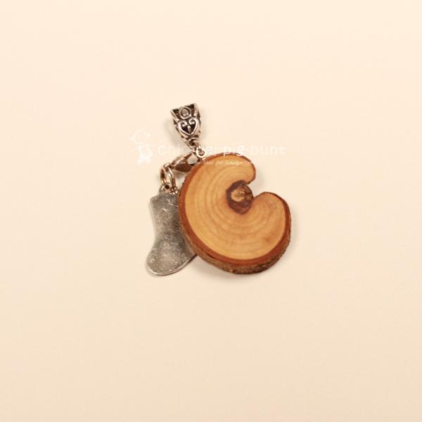 Kettenanhänger WeihnachtenNikolausstrumpf auf Holzscheibe