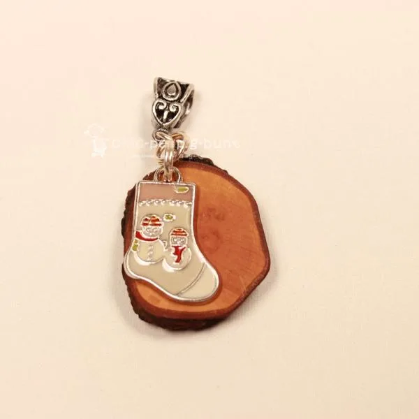 Kettenanhänger Weihnachten Holzscheibe Nikolausstrumpf Socke, Modeschmuck handmade chic-peppig-bunt