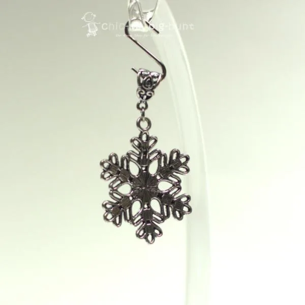 Kettenanhänger Schneeflocke Steine blau versilbert - kettenanhaenger modeschmuck weihnachten schneeflocke blau glitzer strass steine