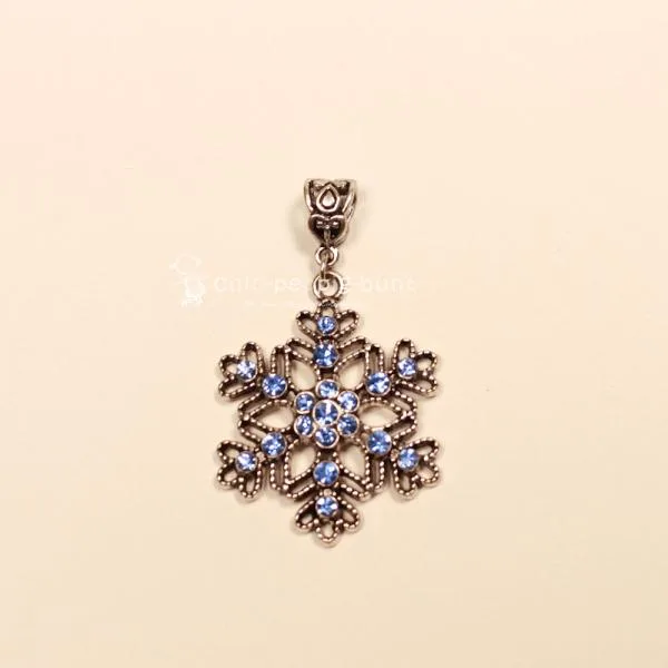 Kettenanhänger Weihnachten Schneeflocke blau Glitzer Strass Steine versilbert, Modeschmuck handmade chic-peppig-bunt