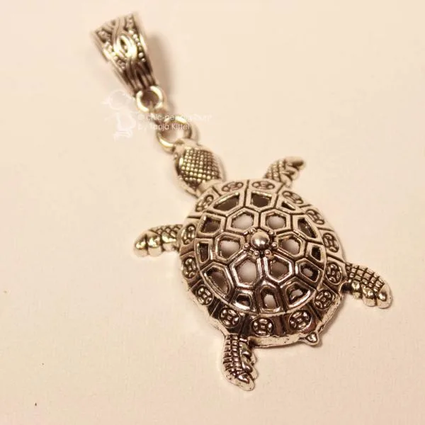 Großer versilberter Kettenanhänger in Form einer Schildkröte mit detailliertem Panzermuster auf Holzhintergrund – Handarbeit von chic-peppig-bunt.