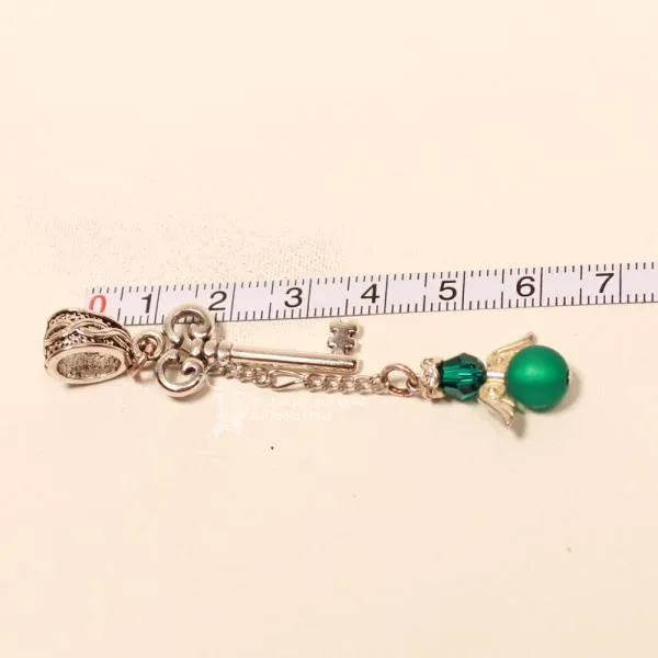 Kettenanhänger „Grüner Schutzengel“ – Edler Vintage-Schlüssel mit Charm - kettenanhaenger schluessel engel gruen klein