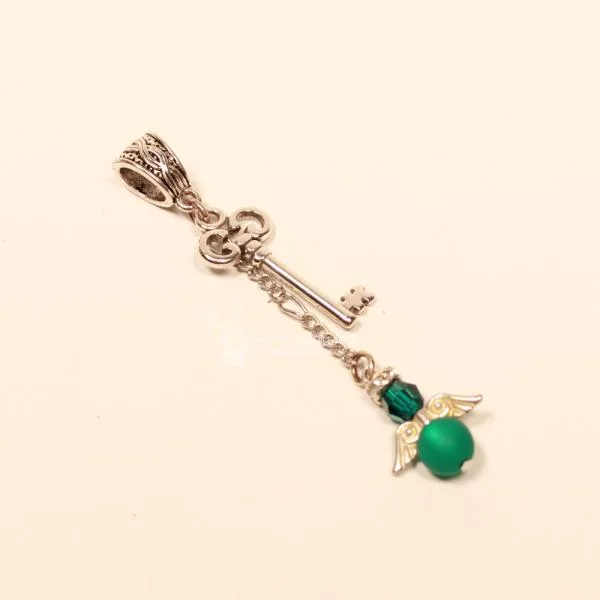 Kettenanhänger „Grüner Schutzengel“ – Edler Vintage-Schlüssel mit Charm - kettenanhaenger schluessel engel gruen klein