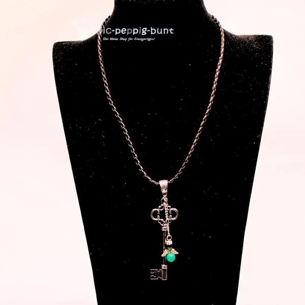 Kettenanhänger Schlüssel mit Schutzengel grün versilbert - kettenanhaenger schluessel engel gruen versilbert strass steine