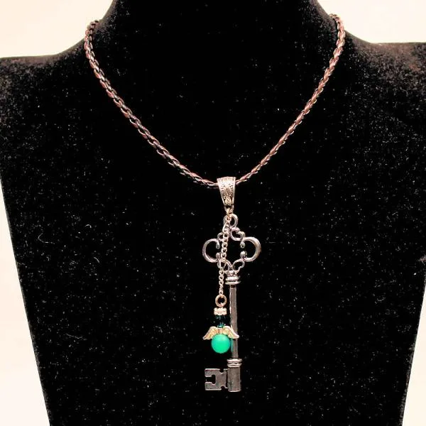 Kettenanhänger Schlüssel mit Schutzengel grün versilbert - kettenanhaenger schluessel engel gruen versilbert strass steine