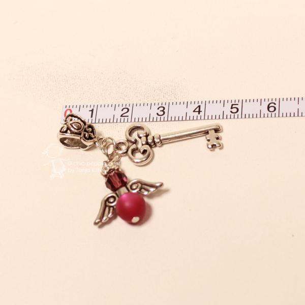 Exklusiver Kettenanhänger „Lila Schutzengel“ – Edler Schlüssel-Schmuck