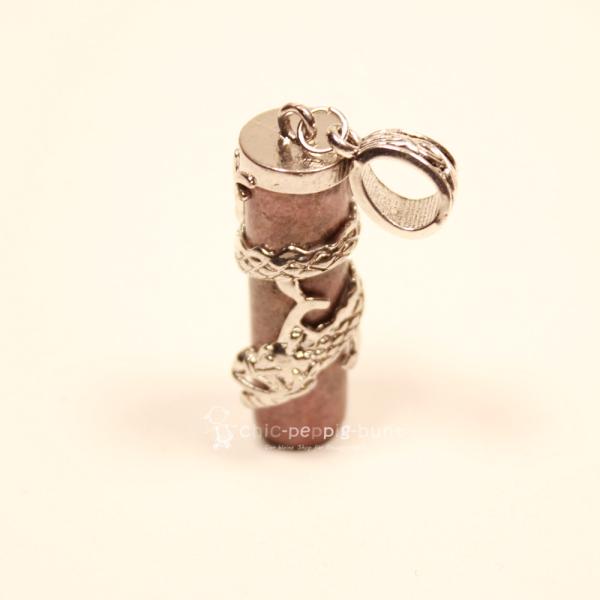 Kettenanhänger Versilberter Drache auf hellgrauem Stein