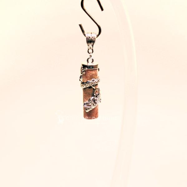 Kettenanhänger Versilberter Drache auf hellgrauem Stein