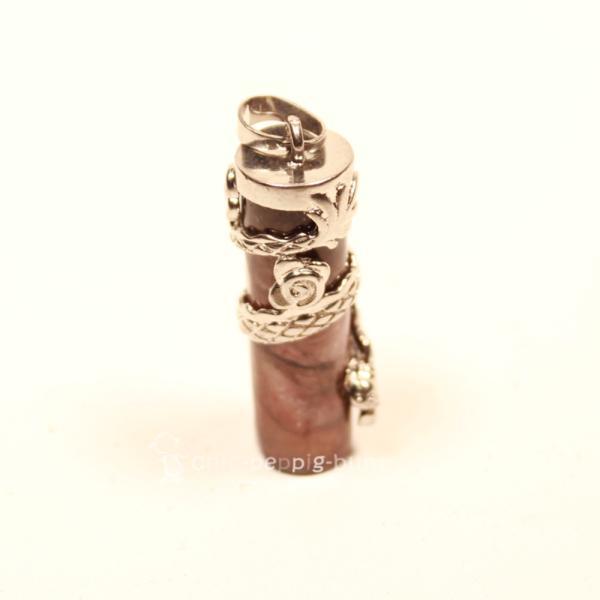 Detailreicher, versilberter Drachen-Kettenanhänger auf einem sanft rosé-braun gemaserten Marmorstab mit kleiner Schluppe.